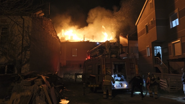 Karaman'da çatı yangını korkuttu: 3 kişi dumandan etkilendi