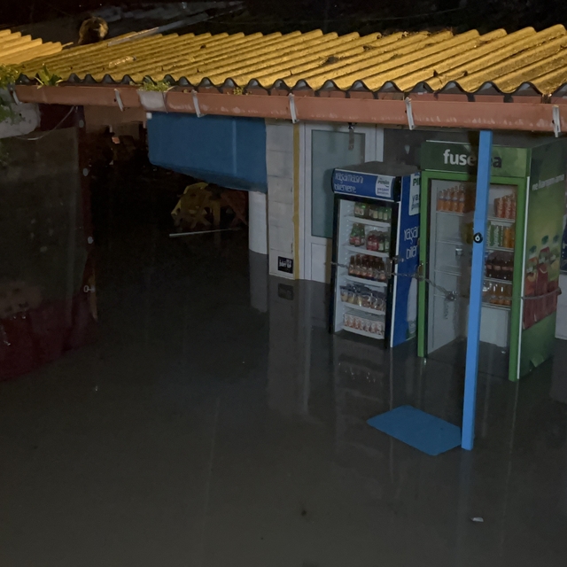 Çanakkale'de Sarıçay taştı, iş yerleri sular altında kaldı