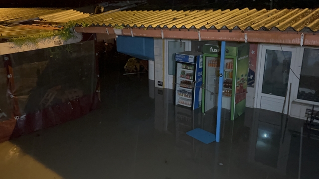 Çanakkale'de Sarıçay taştı, iş yerleri sular altında kaldı