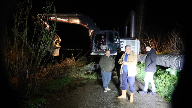 Aydın'da Emirdoğan Çayı taştı
Ekiplerin anında müdahalesi ile zarar oluşmadan dere yatağı genişletildi