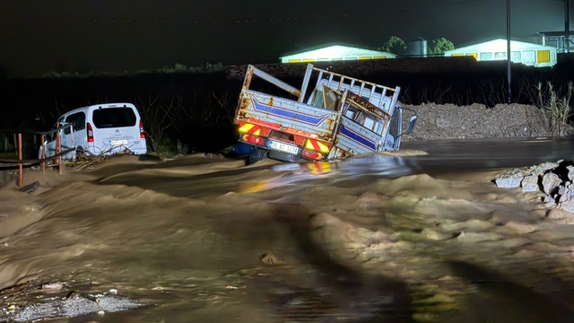 Manisa’da derede mahsur kalan 2 araç kurtarıldı