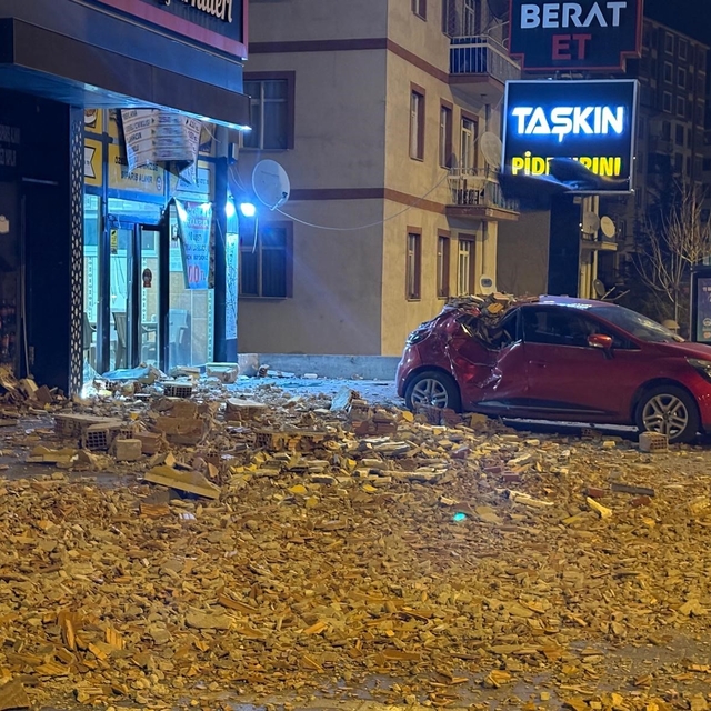 Şiddetli rüzgar binanın duvarını uçurdu