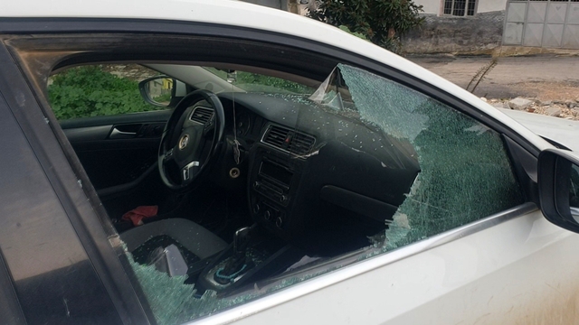 Kaldırım taşıyla camını kırdıkları otomobilden depremzede vatandaşın 100 bin TL'sini çaldılar