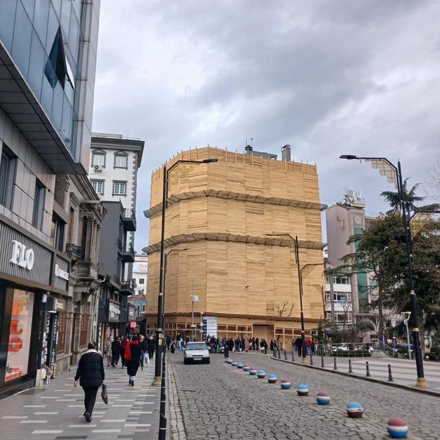 Şehrin merkezinde binayı kereste ile paketlediler
Trabzon'da tadilatı süren...