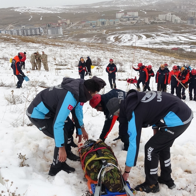 Bayburt'ta gerçeği aratmayan tatbikat: 3 kişi çığ altından çıkarıldı
