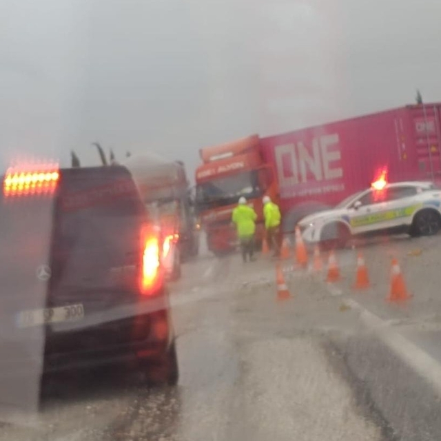 Kontrolden çıkan tır yolu kapattı