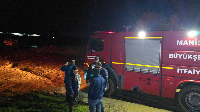 Manisa'da iki araç debisi yükselen derede sürüklendi