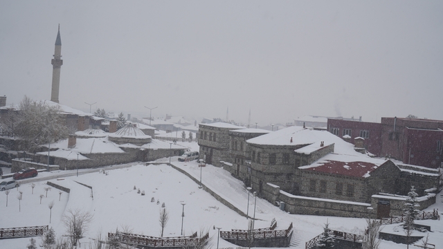 Doğu'ya kar yağmurla karışık geri geliyor