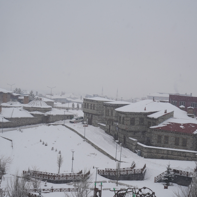 Doğu'ya kar yağmurla karışık geri geliyor