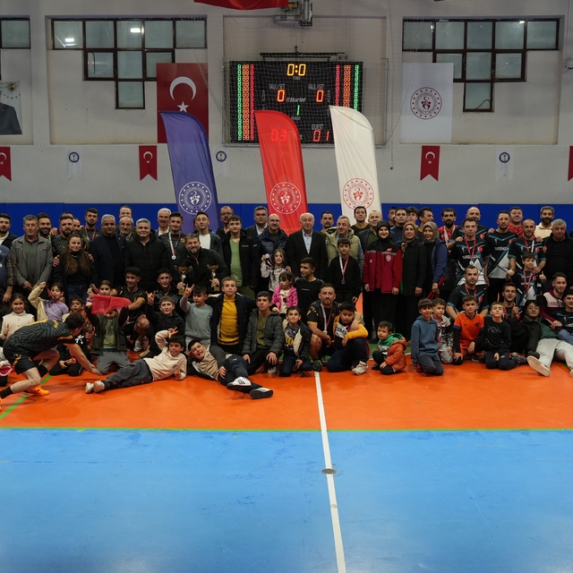 Tavas'ta mahalleler kozlarını sahada paylaştı