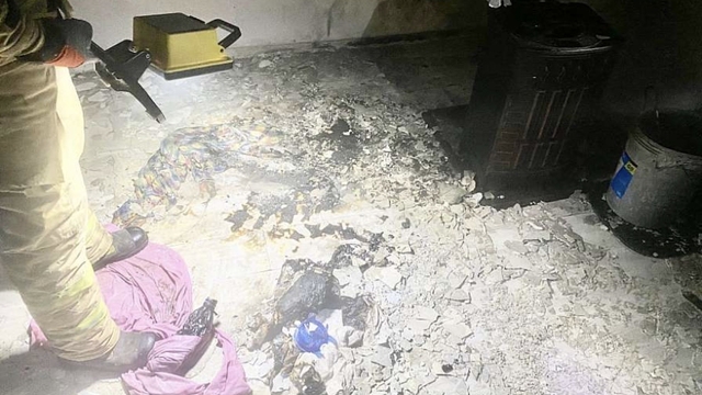 Sobadan çıkan kıvılcımlar, yangına neden oldu; 3 kişi hastaneye kaldırıldı