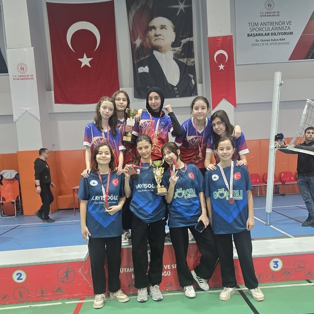 Pazarlar Ortaokulu'ndan badmintona büyük başarı