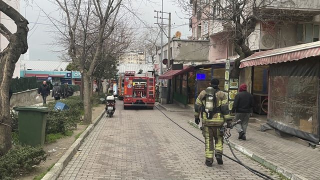 Bursa'da bir apartmanın üçüncü katında çıkan yangın söndürüldü