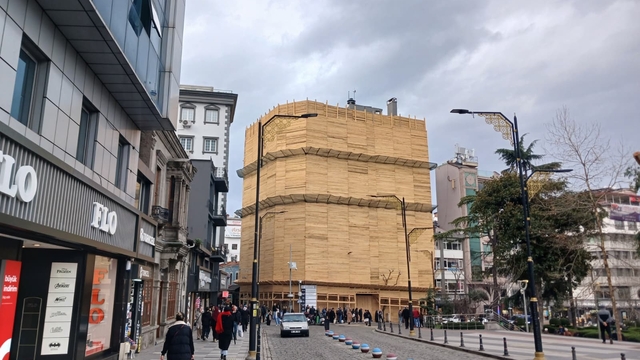 Şehrin merkezinde binayı kereste ile paketlediler
Trabzon'da tadilatı süren iş merkezinin cephesi milyonlarca liralık keresteyle kaplanınca ortaya ilginç görüntü çıktı