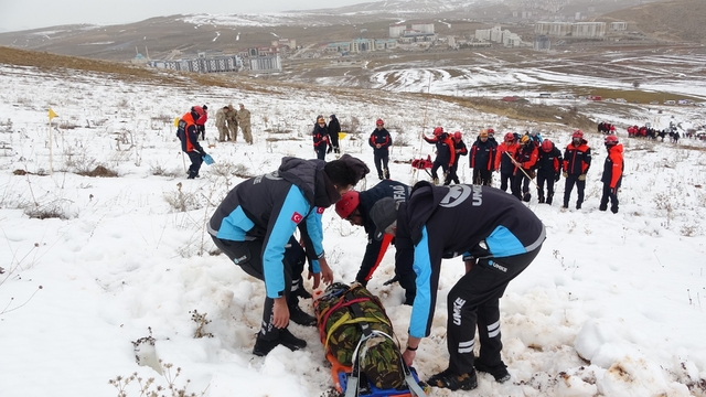 Bayburt'ta gerçeği aratmayan tatbikat: 3 kişi çığ altından çıkarıldı