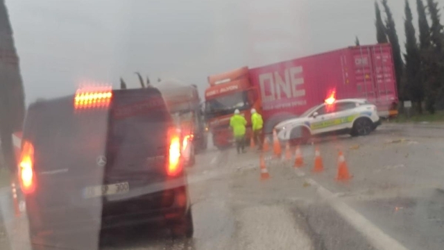 Kontrolden çıkan tır yolu kapattı