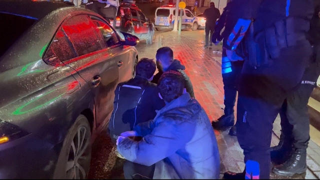 Alkolsüz sürücüsü, Yunus ekiplerini görünce gaza bastı: Polisin üzerine sürüp kaçtı, "Panik yaptım" dedi
3 genç Bursa'yı birbirine kattı, kovalamaca sonucu yakalandı