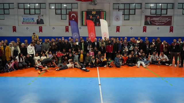 Tavas'ta mahalleler kozlarını sahada paylaştı