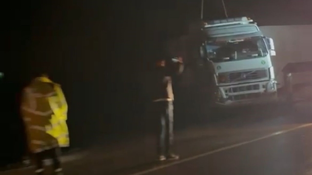 Siirt'te tır devrildi, sürücü hafif yaralandı