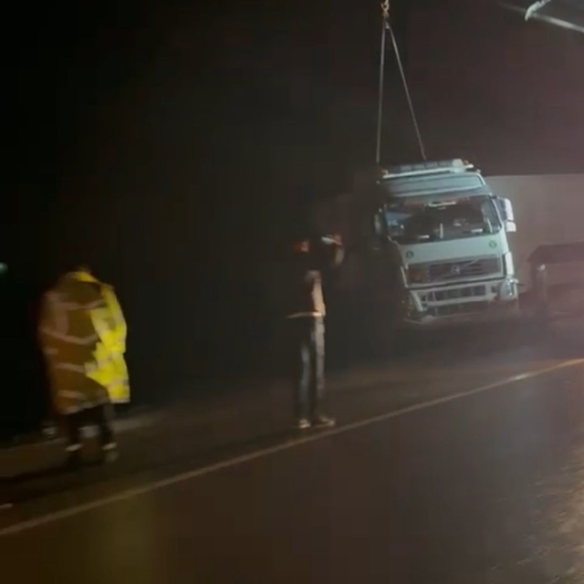 Siirt'te tır devrildi, sürücü hafif yaralandı