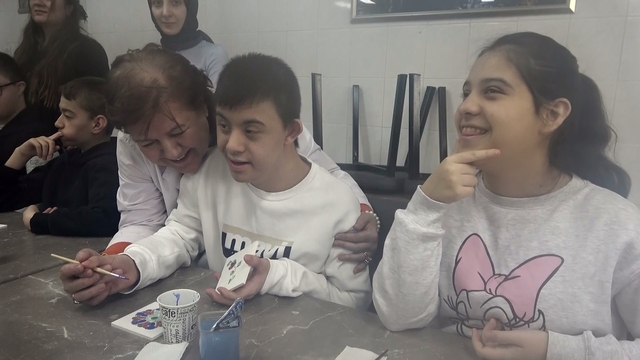 Kütahya'da özel öğrenciler çini sanatıyla buluştu