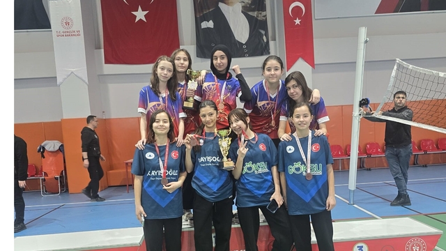 Pazarlar Ortaokulu'ndan badmintona büyük başarı