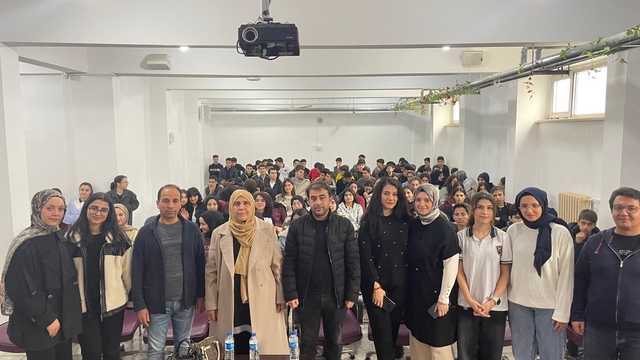 Yazar Naşide Can, Çermik Fen Lisesinde konferans verdi