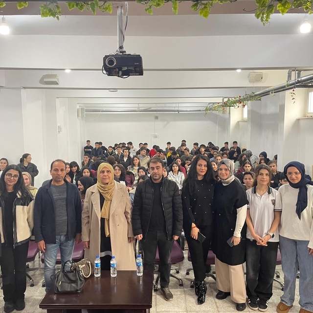 Yazar Naşide Can, Çermik Fen Lisesinde konferans verdi