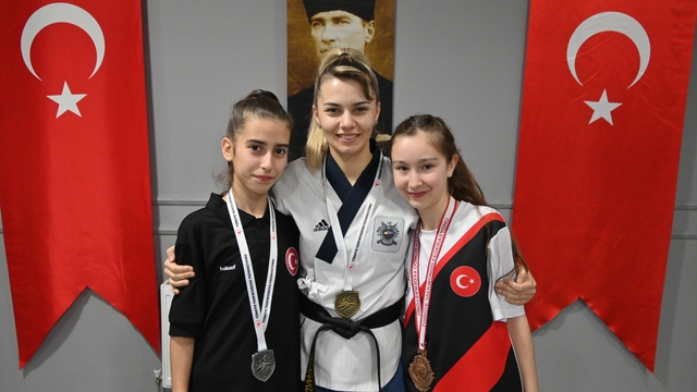 Namağlup taekwondocu 20'nci, öğrencileri de ilk şampiyonluğunu kazandı
Bileği 20214'ten beri bükülmeyen Eskişehirli sporcu hedeflerini anlattı
