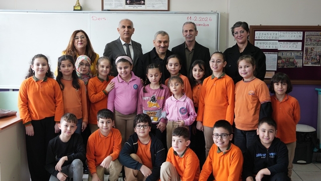 Sabri öğretmen görme engelli öğrencilere ilham oldu
Öğrenciler: "Sizin gibi öğretmen olmak istiyoruz"
"En iyi görenler, gönül gözü açık olanlardır"