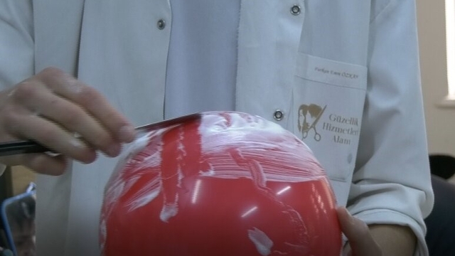 Köpüklü balonu patlatmadan, jiletle tıraş ederek sınavı geçiyorlar Bursa'daki meslek lisesinin güzellik hizmetleri bölümü öğrencileri uygulamalı olarak ders işliyor, kuaförde staja gidiyorlar 12.sınıf öğrencisi Ahmet'in en büyük hayali Milli Eğitim Bakanı Yusufu Tekin'i traş etmek