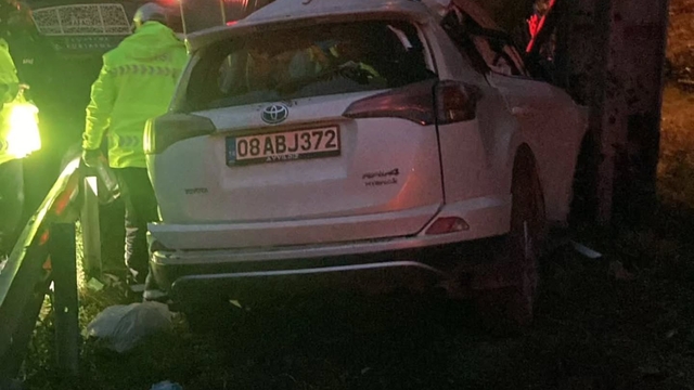 Otomobil, bariyere ve üst geçidin ayağına çarptı; sürücü öldü, babası yaralı