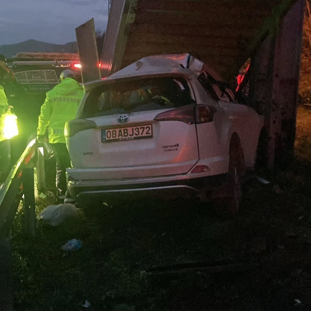 Otomobil, bariyere ve üst geçidin ayağına çarptı; sürücü öldü, babası yaral...