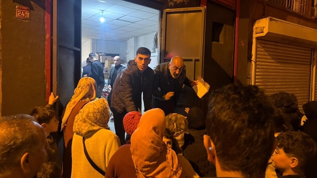 Ramazan ayı öncesi hayırseverler destek verdi, muhtar dağıttı