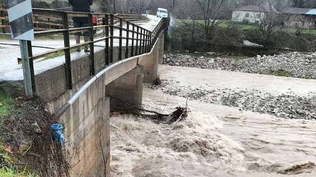 Acıpayam'da çayın taşması sonucu 2 köprüde hasar oluştu