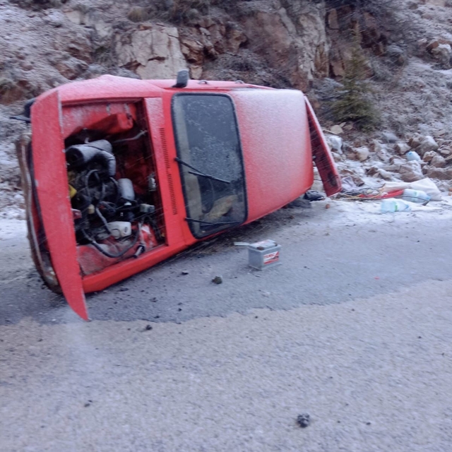 Şiddetli rüzgar otomobili yan yatırdı