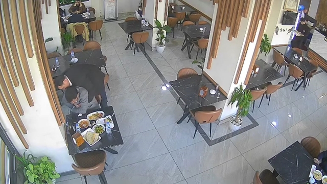 Boğazına kaçan pirinç tanesi canına mal oluyordu: O anları anlattı
Hayatını kurtaran adamla bir araya gelerek teşekkür etti