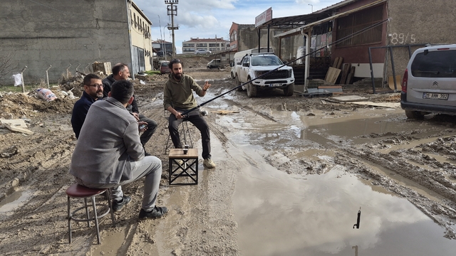İzahı olmayan şeyin mizahı oldu, sürekli göle dönen sokakta balık tutmaya başladılar
Baksan Sanayi Sitesi'nde yıllardır çözülmeyen yol sorunu mizah konusu oldu
Esnaf Erman Rat: "Artık burada rahatça balığımızı avlayıp, tezgahlara götürüp satabiliriz"
Depo sahibi Erkan Bozkurt: "Bizi buraya attılar, 'Çamurun içinde yaşayın, biz sizi unuttuk' dediler"