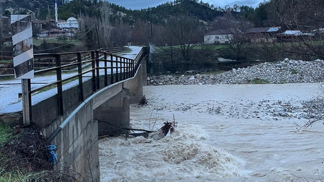 Şiddetli yağış Çameli ve Acıpayam'da iki köprüyü yıktı