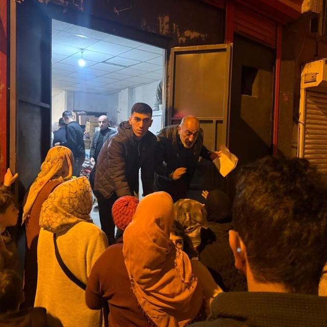 Ramazan ayı öncesi hayırseverler destek verdi, muhtar dağıttı