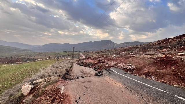 Kasrik'te heyelan alarmı: Köy yolu çöktü, ulaşım durdu