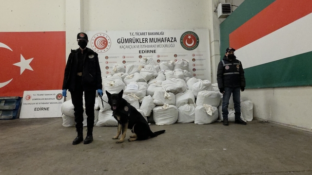 Kapıkule'de rekor yakalama, yaklaşık 1 ton esrar ele geçirildi