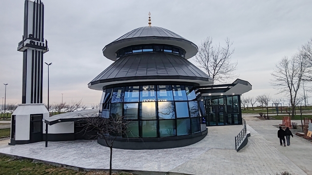 Denize nazır 'camlı cami' ilk teravihle açılıyor