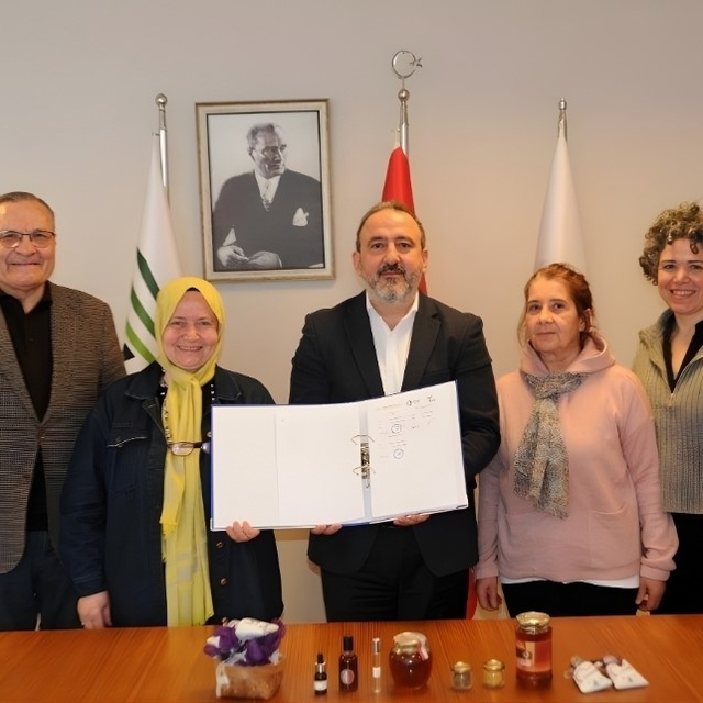 Edirneli kadınların emeği 'Bal Rotası' ile dünyaya açılıyor
Kadın emeğiyle...