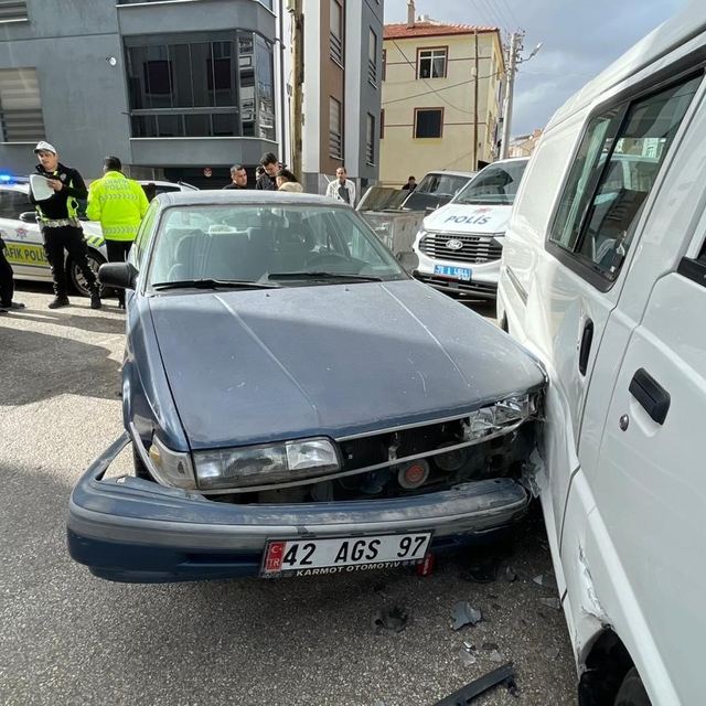 Polisten kaçan 14 yaşındaki sürücü minibüse çarpınca yakalandı