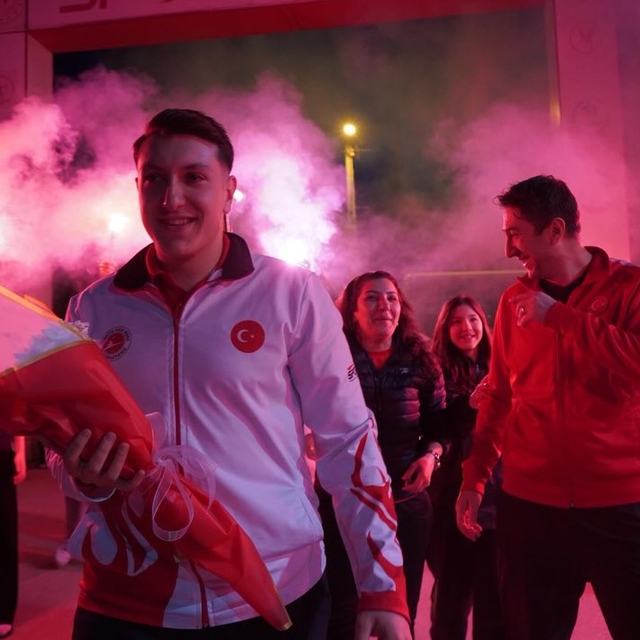 Avrupa şampiyonuna, minik sporculardan coşkulu karşılama