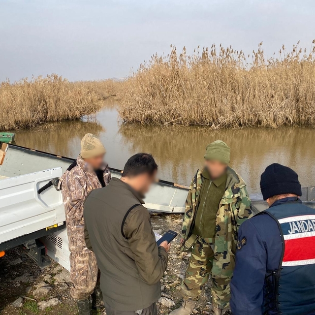 Yasak bölgede avlanan 3 şahıs, jandarma ekiplerince yakalandı