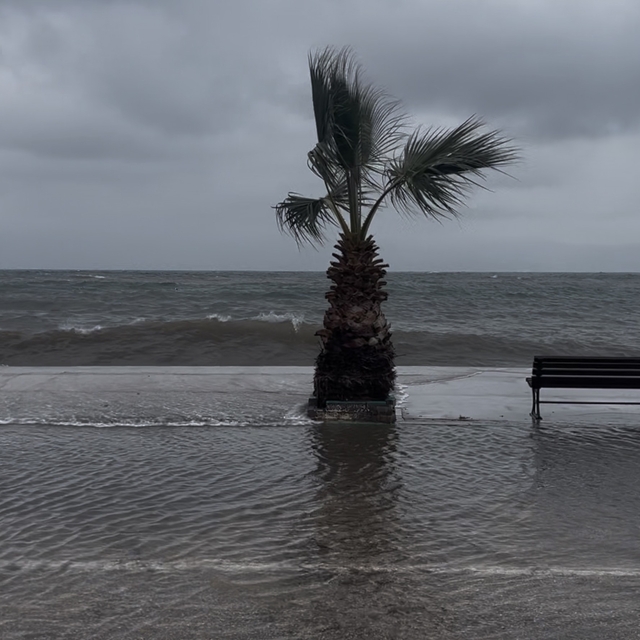 Bursa'da denizle kara birleşti, sokaklar göle döndü