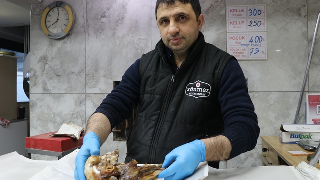 'Gözünün yağını yiyeyim' deyimi buradan geliyor
Sivas'ın vazgeçilmez lezzetlerinden kelle, lezzeti kadar literatüre kattığı 'gözünün yağını yiyeyim' deyimiyle de dikkat çekiyor