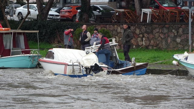 Sarıçay'da balıkçı nöbeti: Balıkçılar tekneleri batmasın diye bekliyor
Taşan Sarıçay'da balıkçıların tedirgin bekleyişi sürüyor